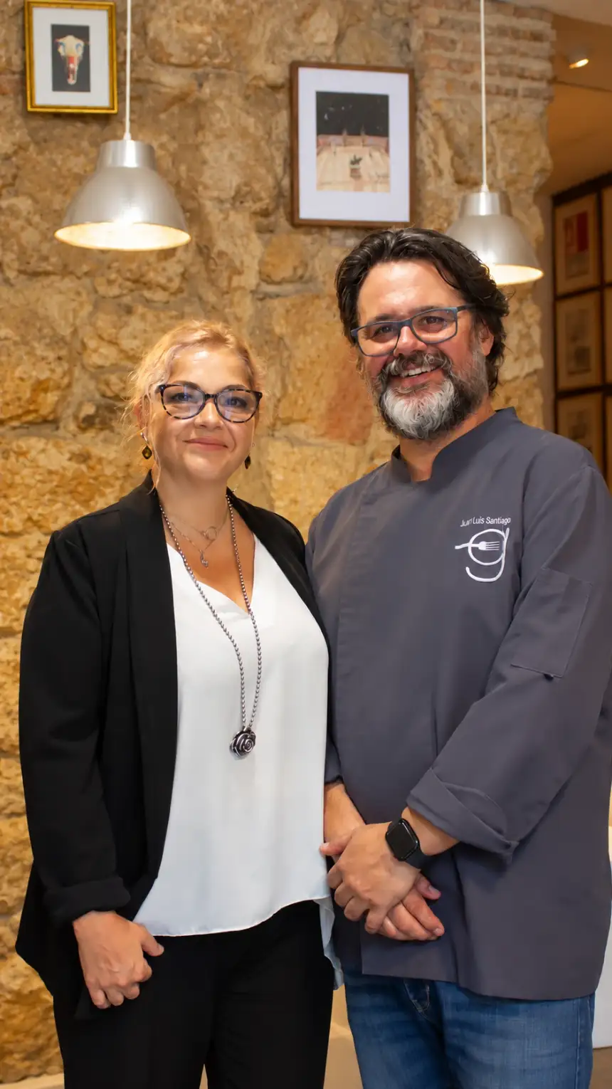 Mariola Jiménez y Juan Luis Santiago en la sala de Garum 2.1, delante del muro de piedra
